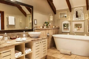 Baño en Oliver's Restaurant & Lodge.