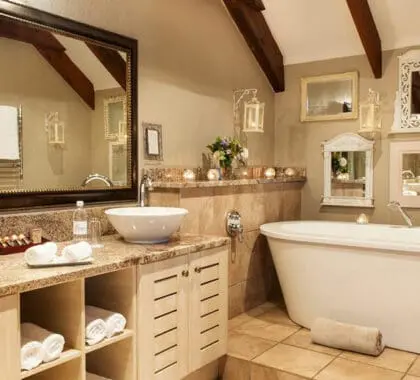 Baño en Oliver's Restaurant & Lodge.