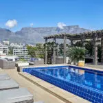Piscina en la azotea con vistas a Table Mountain.