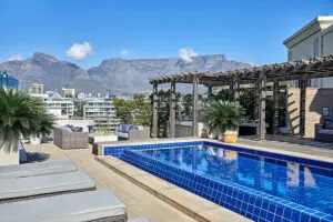 Piscina en la azotea con vistas a Table Mountain.