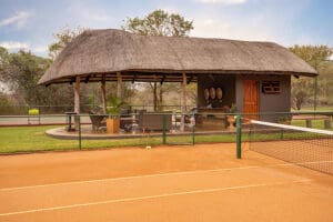 Disfrute de una competición amistosa en las pistas de tenis.