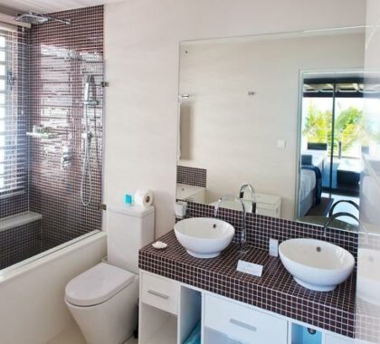The en suite bathroom offers a stylish interior design.
