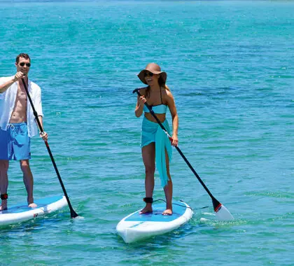 Practique surf de remo en las tranquilas aguas del océano Índico.