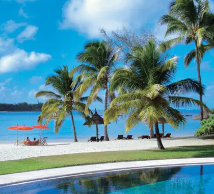 Piscina frente a la playa.
