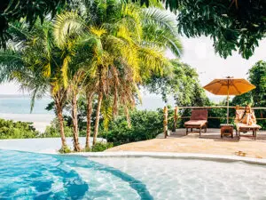 Fundu Lagoon ofrece a los huéspedes una auténtica experiencia en una isla tropical, con palmeras, tumbonas y piscina junto al mar.
