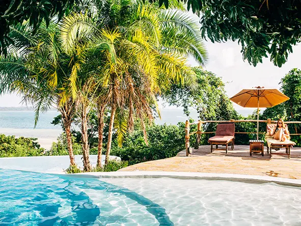Fundu Lagoon ofrece a los huéspedes una auténtica experiencia en una isla tropical, con palmeras, tumbonas y piscina junto al mar.