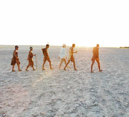 Camine con los bosquimanos y aprenda sus conocimientos ancestrales de la región del Kalahari.