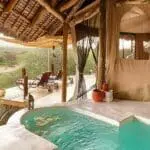 Las suites del campamento Sasaab tienen piscina privada.