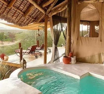 Las suites del campamento Sasaab tienen piscina privada.