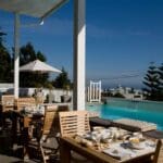 Después de darse un baño en la piscina, disfrute de un aperitivo en el comedor exterior.