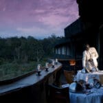 Las cenas románticas con vistas a la charca son la forma perfecta de terminar el día en el Serena Mountain Lodge.