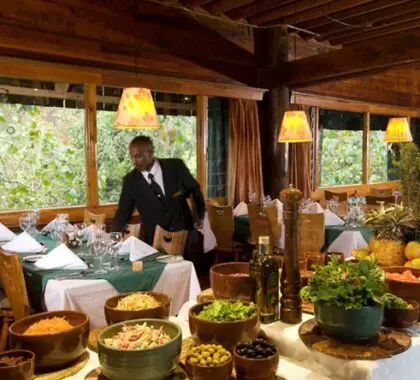 Si no le apetece cenar al aire libre, el comedor del hotel ofrece bufés con platos locales e internacionales.