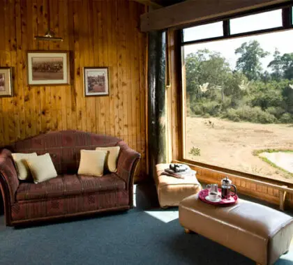 Todas las habitaciones del hotel tienen vistas a la charca desde su balcón privado.