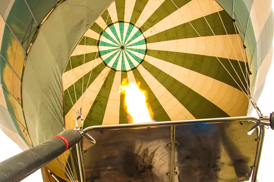 Se pueden reservar safaris en globo aerostático.