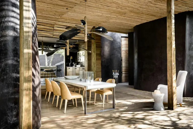 Villa dining area.