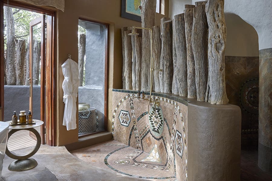 singita_pamushana_lodge_-_baño_de_huéspedes-ducha_interior-exterior