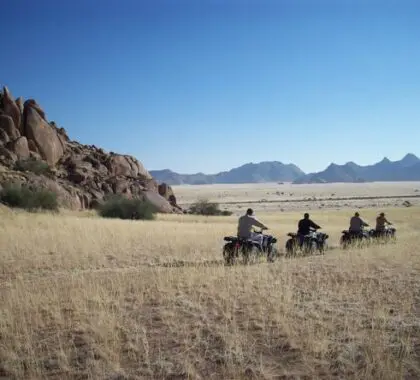Erleben Sie die abwechslungsreichen Landschaften der Namib-Wüste auf dem Rücken eines Quads.