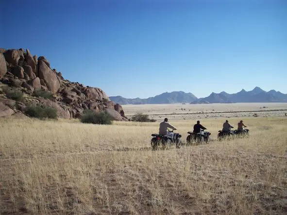 Disfrute de los variados paisajes del desierto del Namib a lomos de un quad.