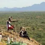 Tome una copa al atardecer con vistas a las llanuras de Samburu.