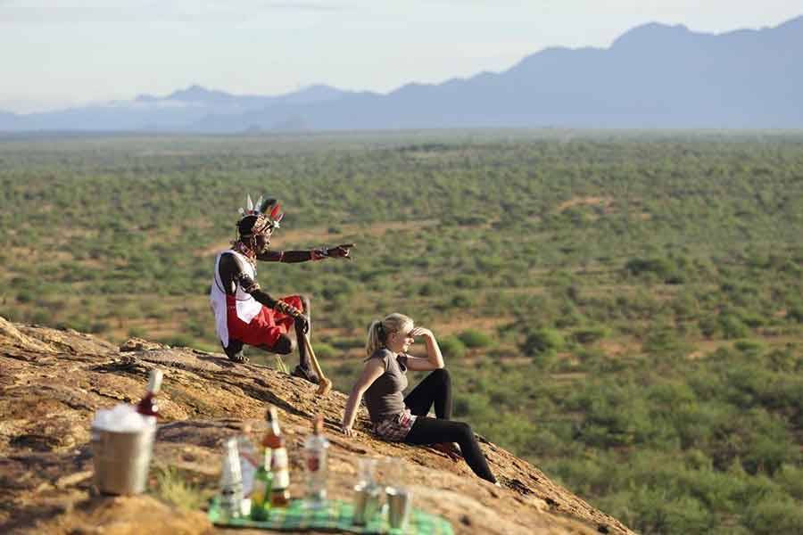 Tome una copa al atardecer con vistas a las llanuras de Samburu.
