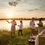 Puesta de sol con el campamento de Sanctuary Baines.
