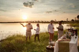 Puesta de sol con el campamento de Sanctuary Baines.