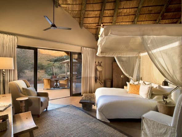 El dormitorio principal cuenta con una cama doble y un balcón exterior con vistas panorámicas.