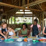 Fabricación de galletas para los niños en Thornybush. 