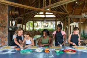 Fabricación de galletas para los niños en Thornybush. 