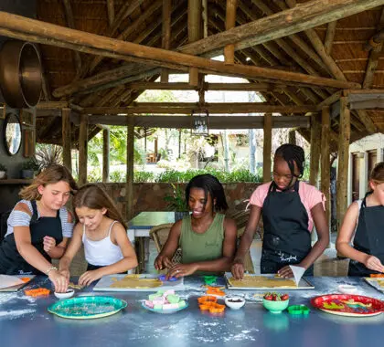 Fabricación de galletas para los niños en Thornybush. 