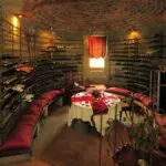 Disfrute de una cena íntima en la romántica bodega.