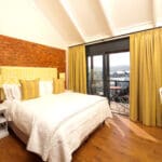 Las habitaciones son espaciosas y mantienen el aspecto tradicional de la planta, con paredes de ladrillo, techos altos y suelos de madera.