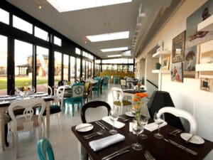 Siéntese en el patio acristalado y disfrute de un delicioso pastel y un café con impresionantes vistas de los alrededores.