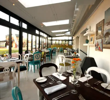 Siéntese en el patio acristalado y disfrute de un delicioso pastel y un café con impresionantes vistas de los alrededores.