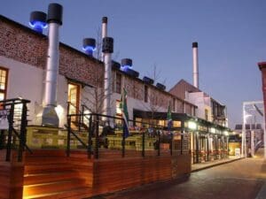 Un hotel boutique único ubicado en una antigua central eléctrica de turbinas.