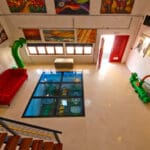 Estudie el arte contemporáneo de la galería, con vistas a las turbinas.