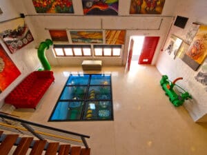 Estudie el arte contemporáneo de la galería, con vistas a las turbinas.