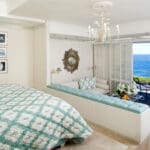 Las habitaciones del hotel ofrecen vistas a la montaña o al mar, pero todas cuentan con una larga lista de comodidades.