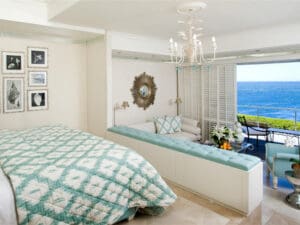 Las habitaciones del hotel ofrecen vistas a la montaña o al mar, pero todas cuentan con una larga lista de comodidades.