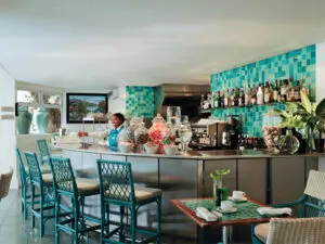 Pida su bebida favorita en el bar antes de disfrutar de la comida, seguida quizás de una película en el cine privado.