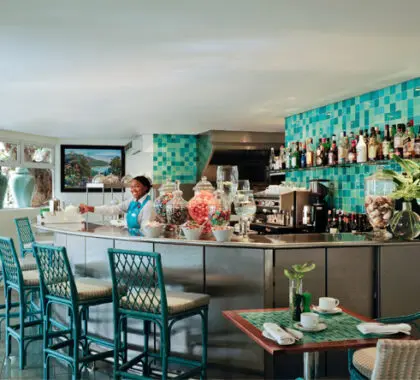 Pida su bebida favorita en el bar antes de disfrutar de la comida, seguida quizás de una película en el cine privado.