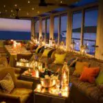 El bar del hotel, iluminado con farolillos, crea el ambiente ideal para disfrutar de una romántica puesta de sol africana.