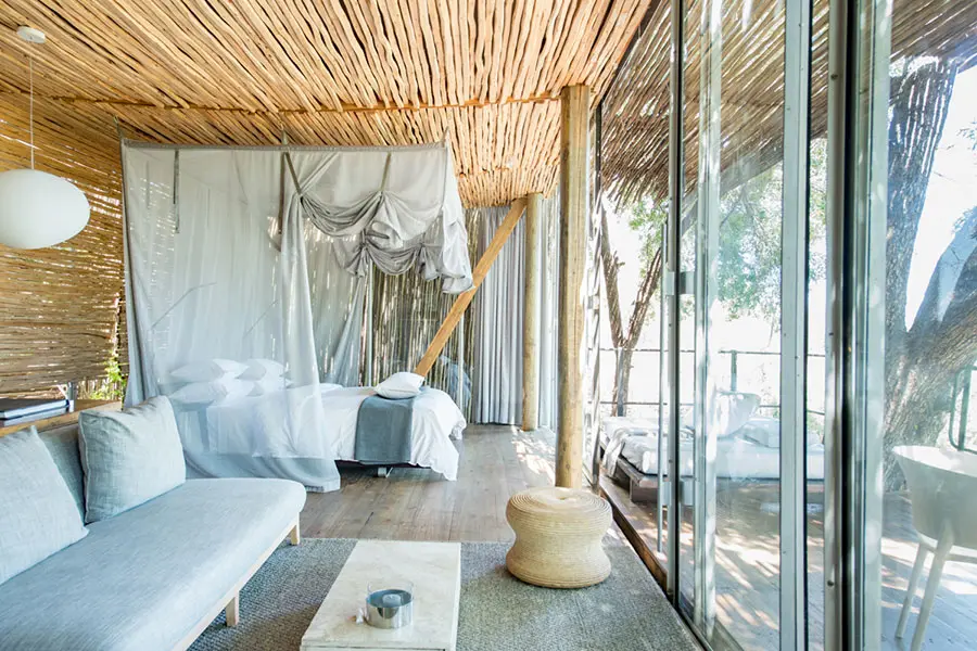 Suites contemporáneas con paredes de cristal.