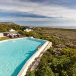 Maravillosas vistas que se pueden disfrutar desde la terraza del Forest Lodge o desde la piscina infinita.