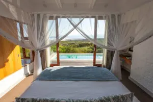 Vista desde la suite Forest Lodge sobre la piscina.