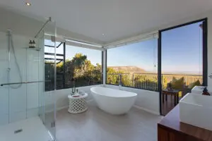 Elegantes cuartos de baño con impresionantes vistas en Garden Lodge.