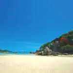 Podrá explorar hectáreas de playas de arena blanca.