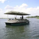 Le barche più grandi offrono la possibilità di sgranchirsi le gambe e di osservare facilmente la selvaggina.