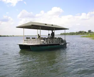 Le barche più grandi offrono la possibilità di sgranchirsi le gambe e di osservare facilmente la selvaggina.