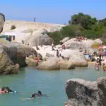 Boulders es muy popular entre las familias, ya que es seguro para nadar y está situado en una cala protegida.